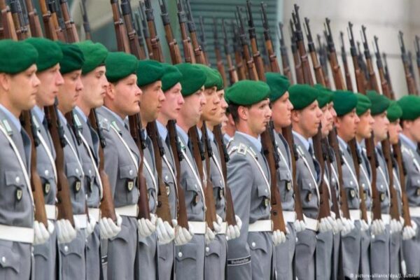 Γερμανία: Τα λεφτά για το προσφυγικό θα γίνουν αμυντικές δαπάνες