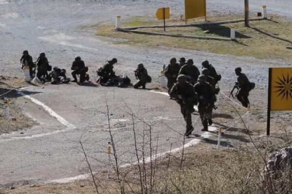 Καρέ-καρέ πλάνα κοινής άσκησης Ελλήνων και Αμερικανών επίλεκτων κομάντο με Apache και Chinook – ΒΙΝΤΕΟ – ΦΩΤΟ