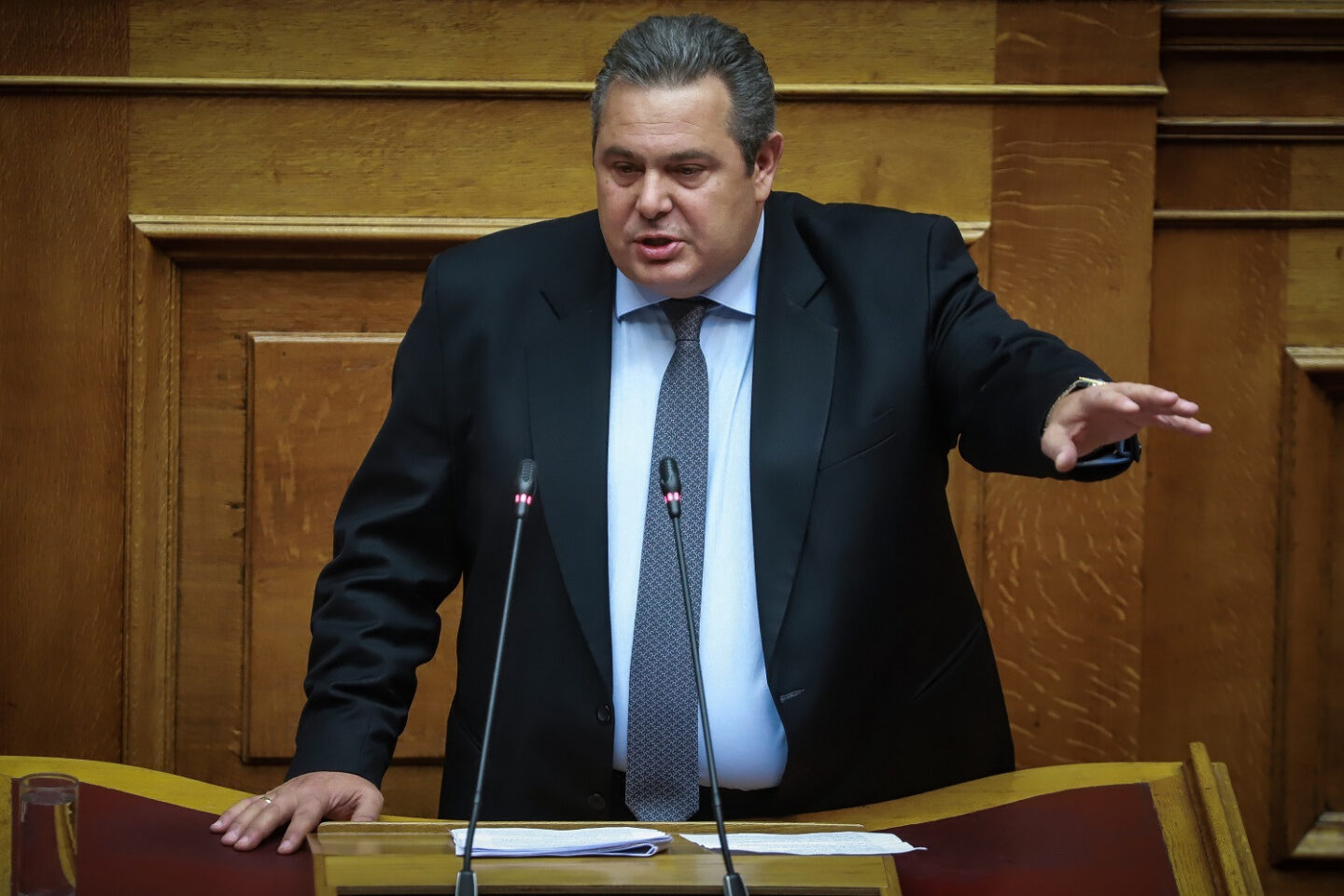 Αντεπίθεση Καμμένου μέσω Twitter για την παραλλαγή με “ασπίδα” το μπουφάν του Τραμπ
