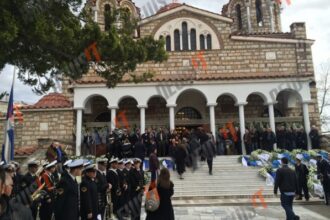 Πτώση ελικοπτέρου: Θρήνος στην κηδεία του αδικοχαμένου Υποπλοιάρχου  – “Αθάνατος! Ήρωας!” φώναζε ο κόσμος
