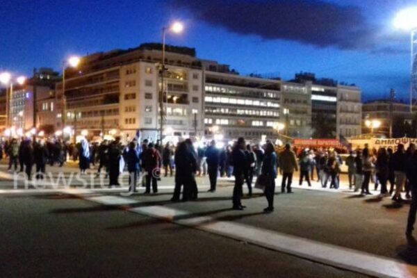 Συγκέντρωση έξω από το Σύνταγμα ενώ το ΚΚΕ διαδηλώνε έξω από την πρεσβεία των ΗΠΑ