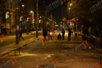 Πολυτεχνείο – Επεισόδια: Έκαψαν την ελληνική σημαία! ΒΙΝΤΕΟ