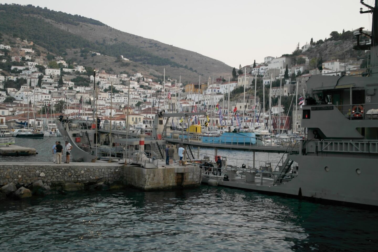 Η Υδροφόρα “ΣΤΥΜΦΑΛΙΑ” του Πολεμικού Ναυτικού στην Ύδρα με εντολή Καμμένου