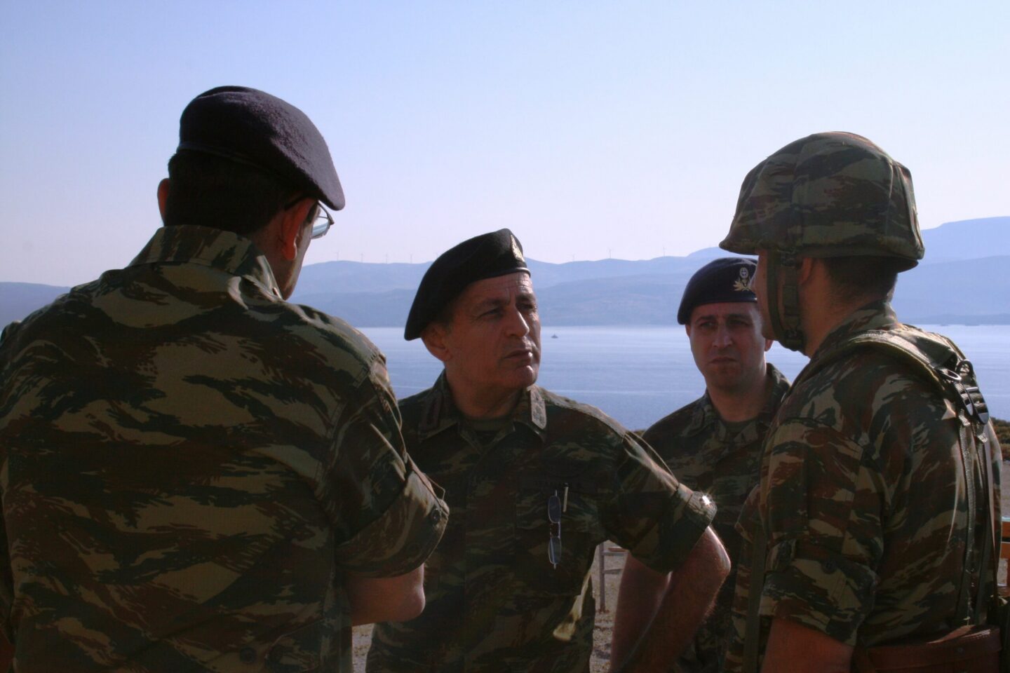 Στρατιώτες βραβεύτηκαν επειδή δεν ήθελαν μπάρμπα στην … Κορώνη