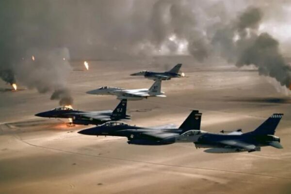 USAF: Εκπληκτικά πλάνα από μαχητικά αεροσκάφη F-16 και επιθετικά ελικόπτερα Apache – ΒΙΝΤΕΟ