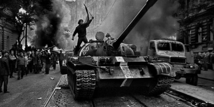 Σαν σήμερα: Το 1969 σοβιετικά τανκς εισβάλουν στην Πράγα