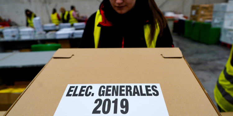 Άνοιξαν οι κάλπες για τις πιο κρίσιμες εκλογές στην Ισπανία