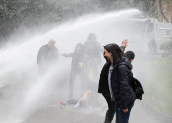 Άγρια επεισόδια στο Ντιγιάρμπακιρ της Τουρκίας – Τραυματίστηκε βουλευτής του HDP