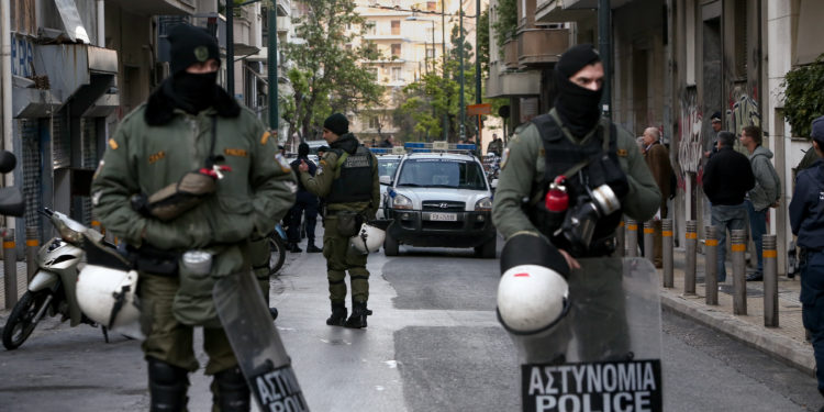 Εξάρχεια: Επιχείρηση-σκούπα σε υπό κατάληψη κτίρια