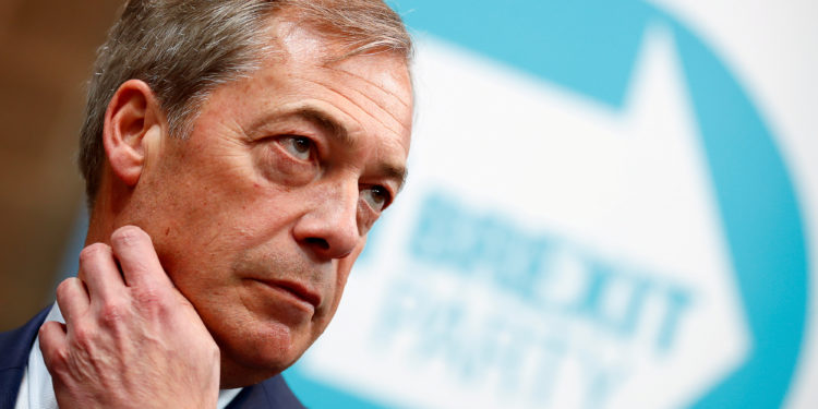 Brexit: Πρώτο φαβορί ο Φαρατζ στη Βρετανία για τις ευρωεκλογές