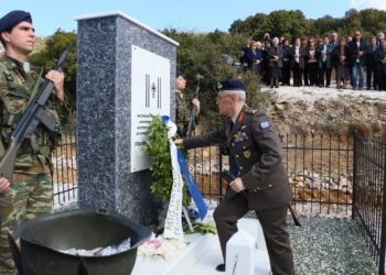 ΓΕΣ: Σε κλίμα συγκίνησης το τρισάγιο στη μνήμη πεσόντων του μοιραίου «Χιούι» στο Σαραντάπορο – ΦΩΤΟ