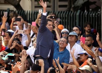 Βενεζουέλα: Μπλε περιβραχιόνια φορούν οι υποστηρικτές του Γκουαϊδό – ΦΩΤΟ