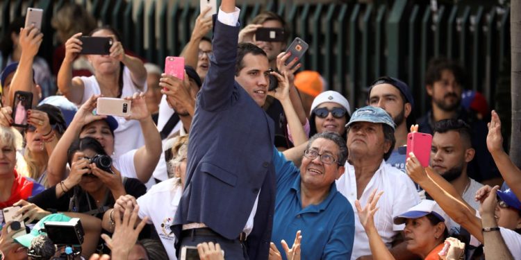 Βενεζουέλα: Μπλε περιβραχιόνια φορούν οι υποστηρικτές του Γκουαϊδό – ΦΩΤΟ