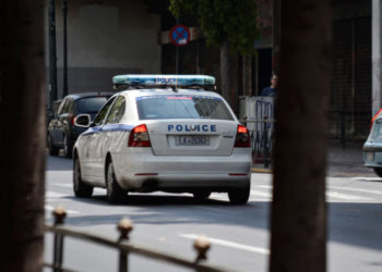 Άντρας κρατάει όμηρο τον πατέρα του στη Νέα Σμύρνη