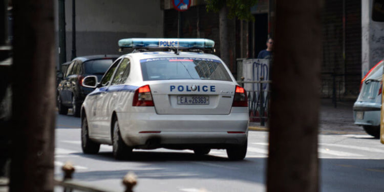 Άντρας κρατάει όμηρο τον πατέρα του στη Νέα Σμύρνη