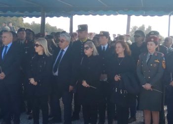 Συγκίνηση στο τρισάγιο για τα θύματα της συντριβής στρατιωτικού ελικοπτέρου