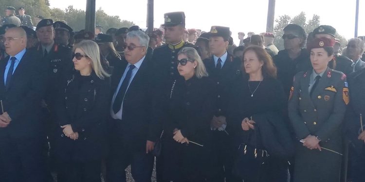 Συγκίνηση στο τρισάγιο για τα θύματα της συντριβής στρατιωτικού ελικοπτέρου