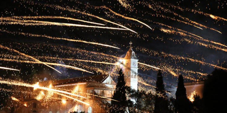 Εντυπωσιακές εικόνες από τον ρουκετοπόλεμο στο Βροντάδο