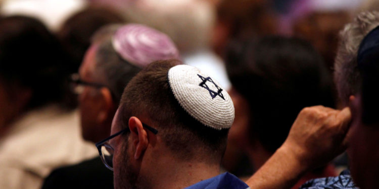 Έγκλημα μίσους στις ΗΠΑ – Μπήκε σε συναγωγή κι άρχισε να πυροβολεί