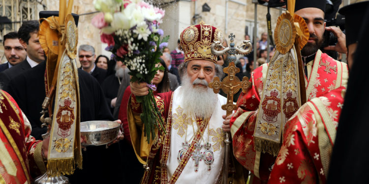 Με λαμπρότητα πραγματοποιήθηκε στα Ιεροσόλυμα η τελετή αφής του Αγίου Φωτός