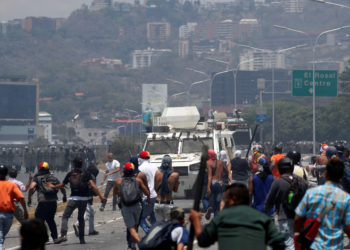 Βενεζουέλα: Όχημα της Εθνικής φρουράς ρίχνεται στο πλήθος – ΒΙΝΤΕΟ