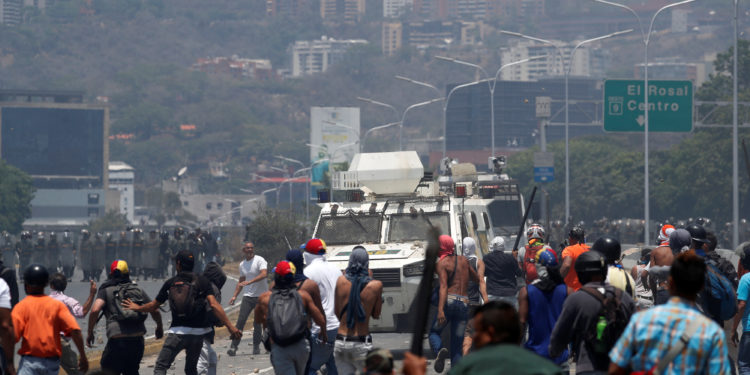 Βενεζουέλα: Όχημα της Εθνικής φρουράς ρίχνεται στο πλήθος – ΒΙΝΤΕΟ