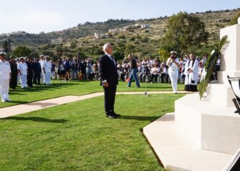 Στην τελέτη λήξης των εκδηλώσεων για τη μάχη της Κρήτης ο ΥΕΘΑ – ΦΩΤΟ