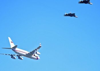 Με συνοδεία έξι μαχητικών Su-57 προσγειώθηκε ο Πούτιν στο Aknajinsk [vid]