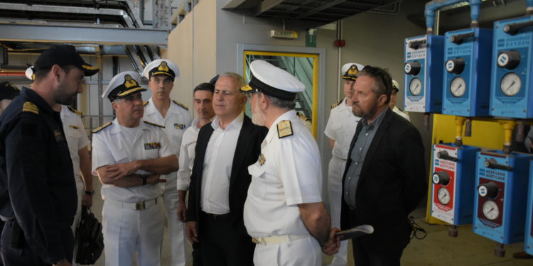 ΥΠΕΘΑ: Στα Ναυπηγεία του Σκαραμαγκά ο Αποστολάκης – ΦΩΤΟ