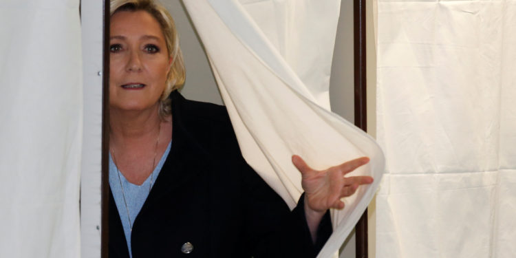 Οριστικό: Η Λεπέν νίκησε οριακά τον Μακρόν