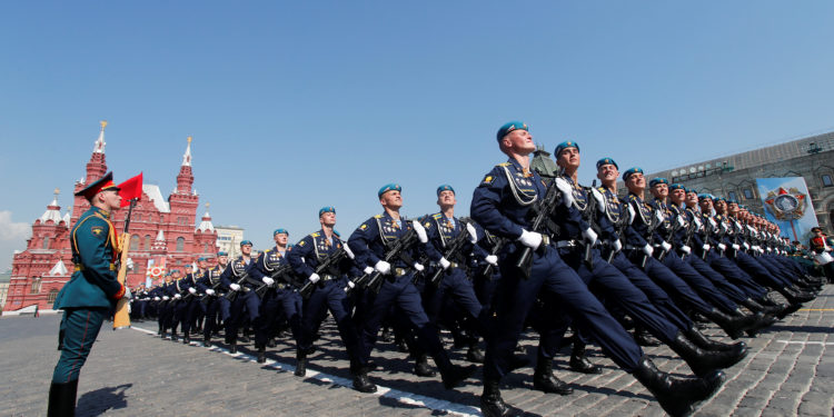 Ρωσία: Εντυπωσιακές εικόνες από την πρόβα παρέλασης στην Κόκκινη Πλατεία