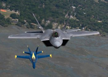 F22: Η ιστορική πτήση με τους Blue Angels – ΒΙΝΤΕΟ