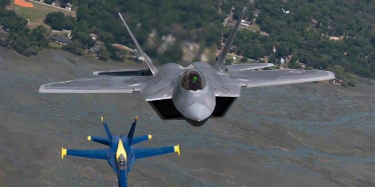 F22: Η ιστορική πτήση με τους Blue Angels – ΒΙΝΤΕΟ