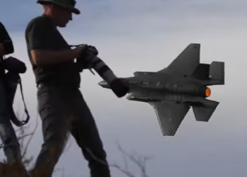 F-35: Η στιγμή που το stealth μαχητικό περνά ξυστά από τον κόσμο [vid]