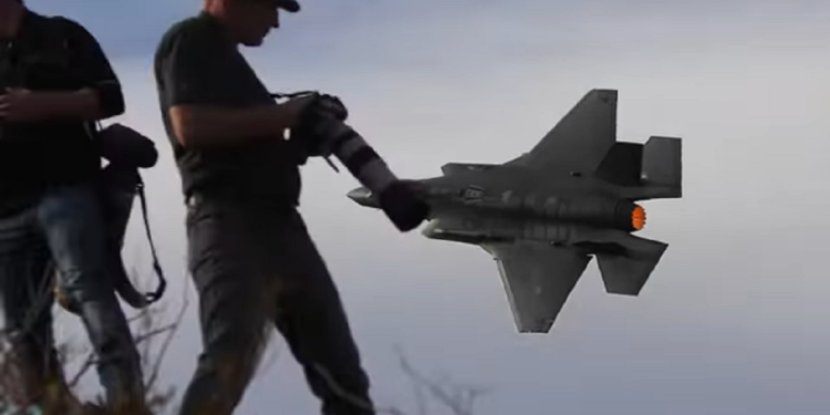 F-35: Η στιγμή που το stealth μαχητικό περνά ξυστά από τον κόσμο [vid]
