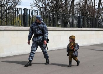 Ρωσία: Ετοιμάζεται για τη V-Day η μικρή «παρτιζάνα»