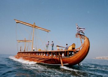 «Ολυμπιάς»: Στον Πειραιά και πάλι η εντυπωσιακή τρίηρης