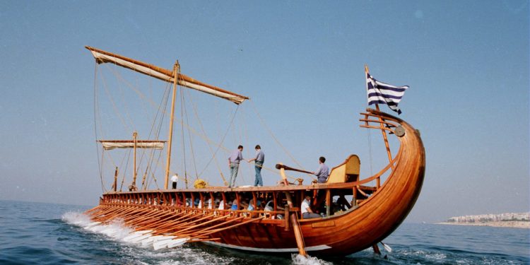 «Ολυμπιάς»: Στον Πειραιά και πάλι η εντυπωσιακή τρίηρης