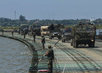 ΝΑΤΟ: Εντυπωσιακή διέλευση του ποταμού Δούναβη – ΦΩΤΟ