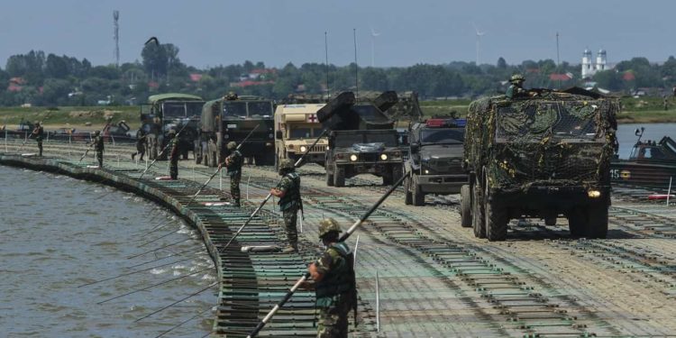 ΝΑΤΟ: Εντυπωσιακή διέλευση του ποταμού Δούναβη – ΦΩΤΟ