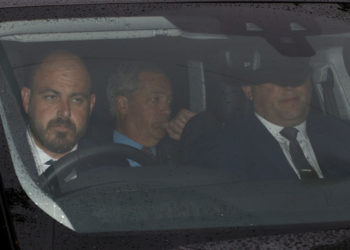 Συνάντηση και με τον Φάρατζ είχε ο Τραμπ