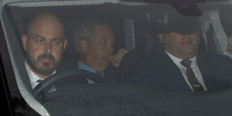 Συνάντηση και με τον Φάρατζ είχε ο Τραμπ