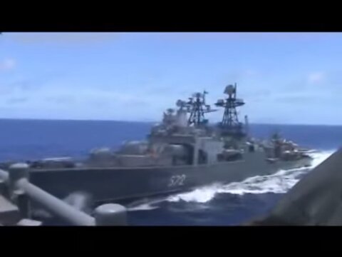 Καρέ καρέ η παρ’ ολίγο σύγκρουση ρωσικού με αμερικανικό πλοίο – ΒΙΝΤΕΟ