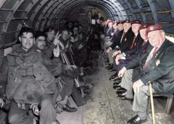 Σαν να μην πέρασε μια μέρα – θρυλική ΦΩΤΟ των βετεράνων της D-day