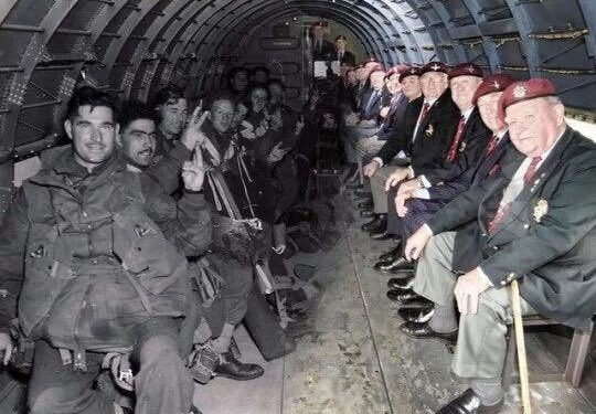 Σαν να μην πέρασε μια μέρα – θρυλική ΦΩΤΟ των βετεράνων της D-day