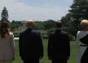 F-35: Η στιγμή που το stealth μαχητικό περνά πάνω από το κεφάλι του Τραμπ – ΒΙΝΤΕΟ