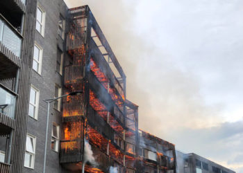 Μεγάλη πυρκαγιά σε συγκρότημα κατοικιών στο Λονδίνο – ΒΙΝΤΕΟ