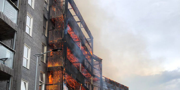 Μεγάλη πυρκαγιά σε συγκρότημα κατοικιών στο Λονδίνο – ΒΙΝΤΕΟ