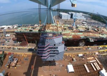 USS Kennedy: Μπήκε στη θέση του το κέντρο ελέγχου – ΒΙΝΤΕΟ