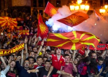 Σκόπια: 100.000 φώναζαν ρυθμικά «Ποτέ Βόρεια – Μόνο Μακεδονία» [video, pics]